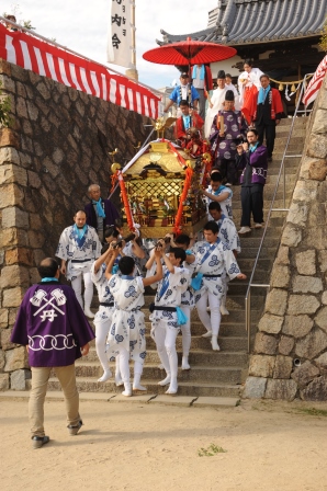 神社から神輿が出てくる写真