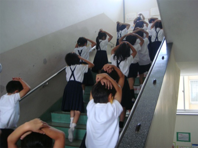 学校における避難訓練の画像