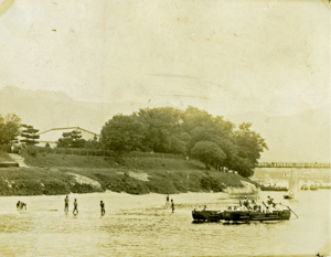 工兵橋付近で舟を使って演習をする工兵隊の写真