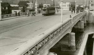 「広島市政50周年記念写真帖」の荒神橋の写真