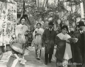 比治山　花見客 【写真】　昭和12年（1937年）4月3日　渡辺襄撮影