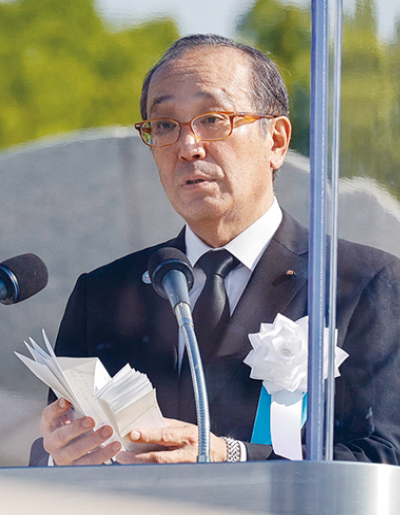 平和記念式典で平和宣言を行う松井市長
